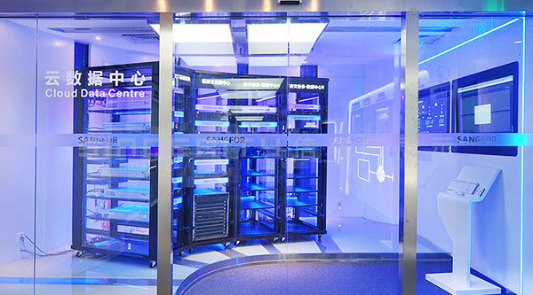 深信服展廳云數(shù)據(jù)處理現(xiàn)場圖